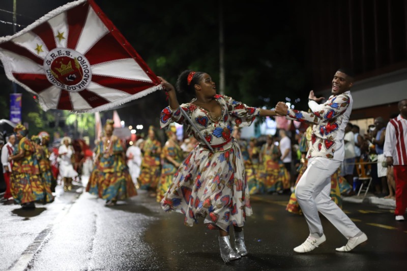 Desfiles Da Unidos Do Viradouro E Bloco Da Vida Encantam Volta Redonda