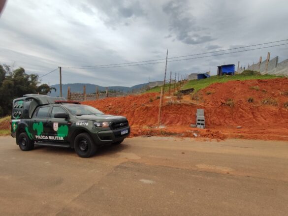 Polícia Ambiental flagra construção irregular de muro e corte de talude