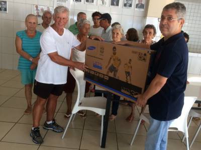 Doação: Gotardo entrega uma TV de Led para o Festival de Prêmios do Lar dos Velhinhos (Foto: Pamella Avelar)
