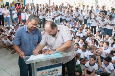 Compromisso: Ordem de serviço para início da obra foi assinada ontem pelo prefeito de Barra Mansa, Jonas Marins (foto: Divulgação) 