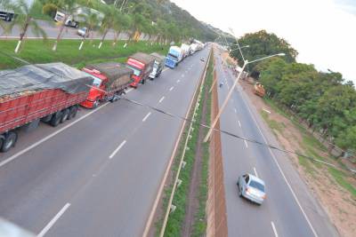 Parados: Principais queixas dos caminhoneiros são o aumento no preço do diesel e dos pedágios (Foto: Divulgação/Jornal das Cidades-MG)