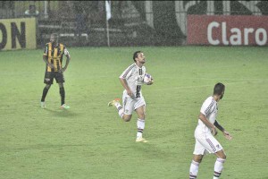 Orientação: Fred quer o Fluminense motivado para buscar vitória diante do Vasco (Foto: Paulo Dimas)