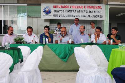 Mobilização: Sindicato reúne parlamentares para lutar contra corte de direitos (Foto: Felipe Carneiro)