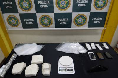 Após flagrante: Material para endolação, cocaína, uma arma e celulares foram apreendidos por policiais de Barra Mansa (Foto: Felipe Vieira)