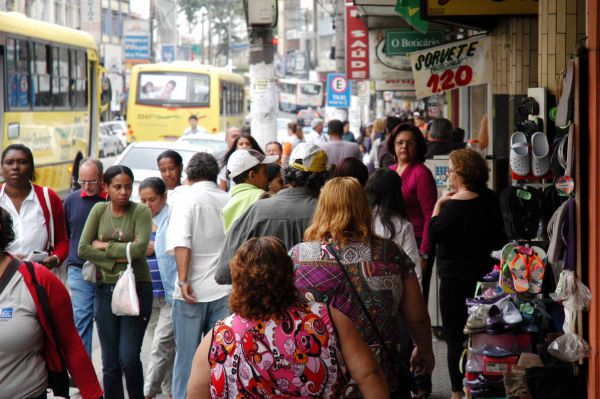 Comércio de Volta Redonda funcionará das 8h30 às 20h30 neste sábado (Foto: Arquivo/Gabriel Borges)
