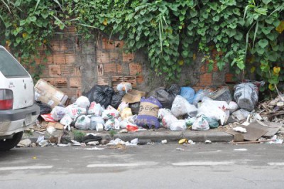 Transtorno e mau cheiro: Acúmulo de lixo nas calçadas incomoda moradores e atrai ratos no Retiro  (Foto: Thaís Fraga)
