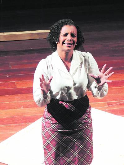 Elaine Alves: Artista angrense de coração (Foto: Divulgação)