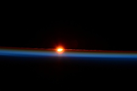 O sol eclipsado no horizonte da Terra (Foto:Divulgação)