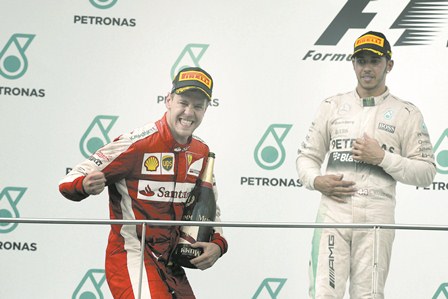 Para comemorar: Vettel não vencia uma corrida desde o GP do Brasil de 2013, ano em que conquistou seu quarto título (Foto: Foto Studio Colombo/ Pirelli) 