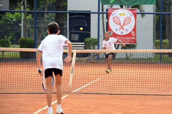 Em jogo: Atletas disputam ponto durante o torneio Inter Núcleo de Tênis  