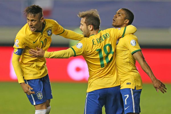 Festeja: Jogadores brasileiros comemoram o gol da vitória sobre o Peru (Foto: Divulgação)