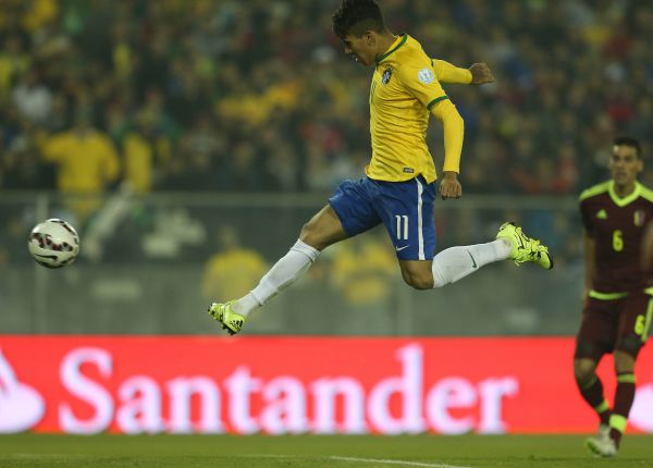 No lance: Firmino salta para marcar o segundo gol brasileiro (Foto: Rafael Ribeiro/Divulgação)