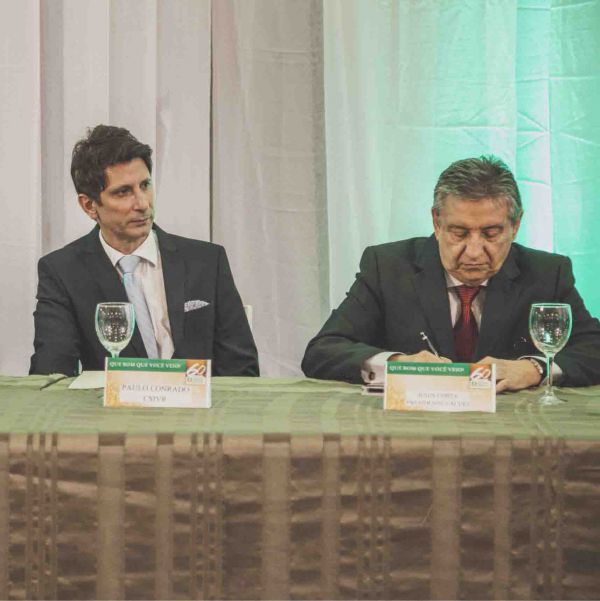 O presidente da Câmara Municipal de Volta Redonda, Paulo Conrado, e  Jésus de Paula, Presidente da FACERJ