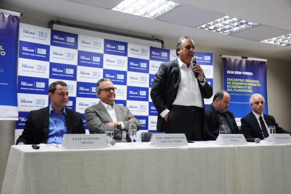 Futuro: Encontro sobre a região contou com a participação do governador Luiz Fernando Pezão (Foto: Paulo Dimas)
