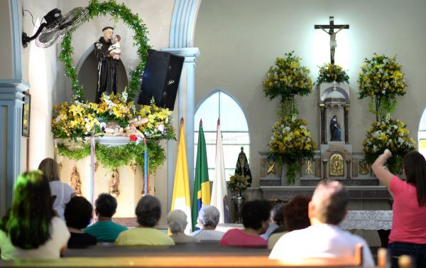 Santo Antônio: Fiéis prestam sua homenagem ao santo casamenteiro 