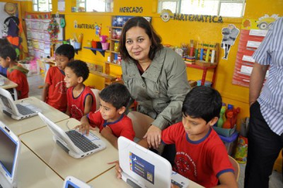 Alunos da Educação Infantil de escola na Cidade Alegria, em Resende, com tablets (foto: Divulgação)