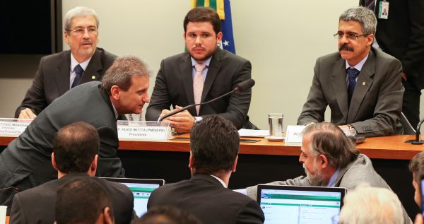Falando: Youssef e Costa se cumprimentam pouco antes da acareação pela CPI começão (Foto: ABr)