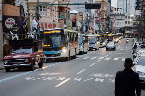 Desfile: Novos ônibus foram apresentados aos moradores da margem direita do Rio Paraíba do Sul (Foto: Gabriel Borges - PMBM)