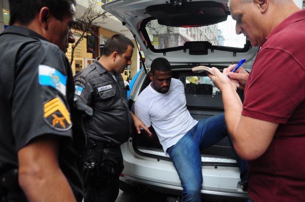 Suspeito é capturado pela polícia (foto: Franciele Bueno)