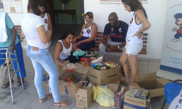 Solidariedade: Integrantes do CT Paulo King entregaram alimentos, material de limpeza e fraldas geriátricas ao Asilo Nicolino Gulhot, em Resende (Foto: Divulgação PMPR)