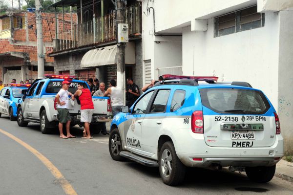 Comoção: Moradores se reuniram perto do local do crime em busca de informações (Foto: Paulo Dimas)