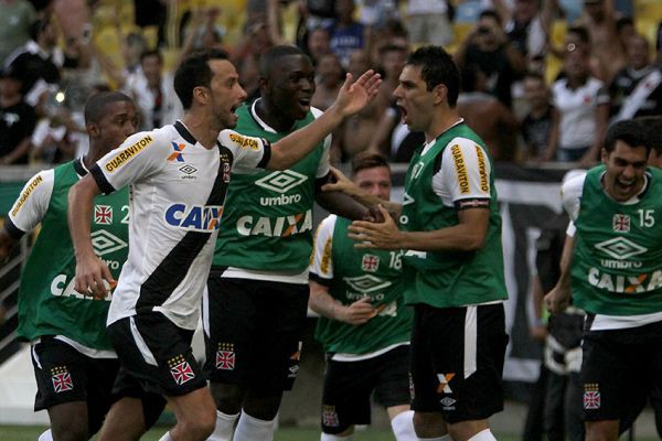 Correu para o abraço: Nenê marcou e comemorou junto dos companheiros no banco de reservas (Foto: Paulo Fernandes/Vasco.com.br)