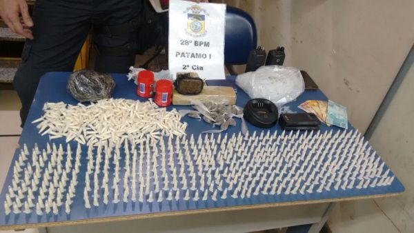 Pinos de cocaína, maconha e dinheiro foram apreendidos na ação, no bairro Roselândia (Foto: Cedida pela Polícia Militar)