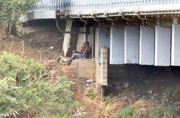 Viciados: Usuários de crack podem ser vistos debaixo da ponte que liga do Centro de Barra Mansa ao Ano Bom (Foto: Arquivo)