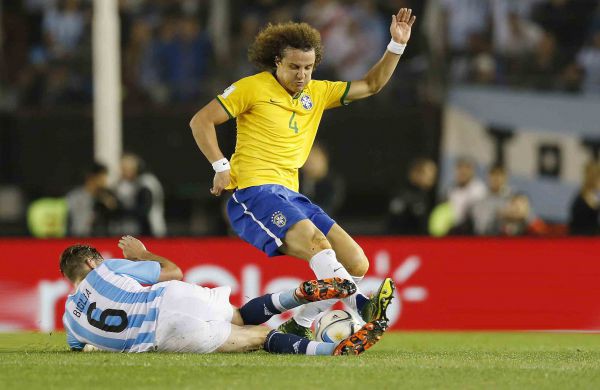 Disputa: David Luiz tenta escapar da entrada de Biglia