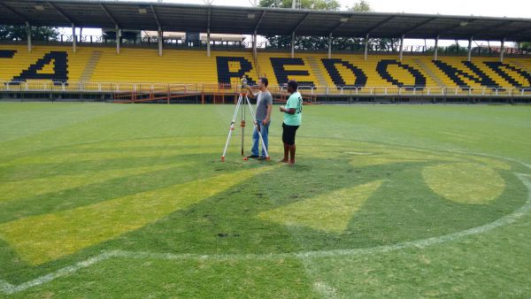 Aprovado: Técnicos da empresa SD Plan realizaram medições e análises do gramado no Raulino