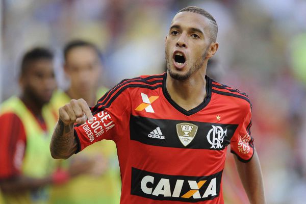 Ao mercado: Paulinho teve bons momentos atuando com a camisa do Flamengo