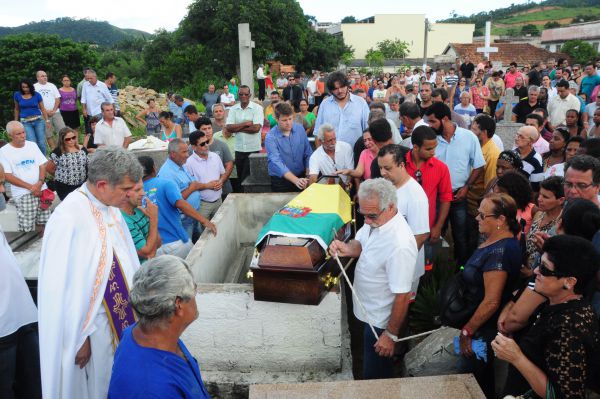 Corpo de Raul Machado é enterrado em clima de forte emoção (foto: Paulo Dimas)