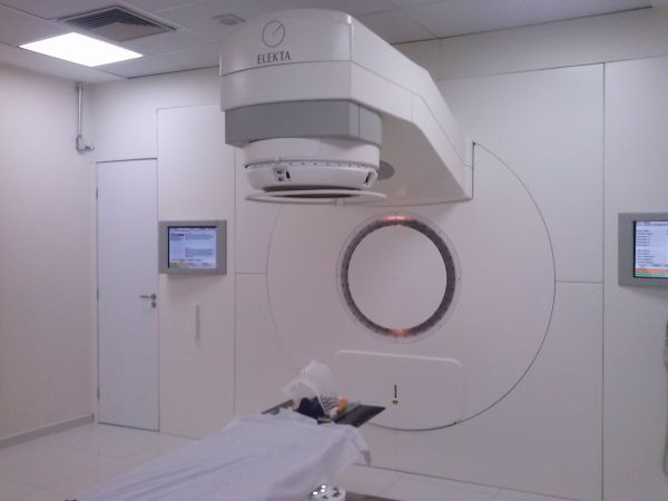Pronto: Equipamento de radioterapia do Hinja já está tendendo a pacientes (Foto: Paulo Moreira)