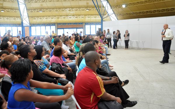 Sorteio foi feito na Ilha São João, em Volta Redonda, com representantes da prefeitura e da CEF (foto: ACS)