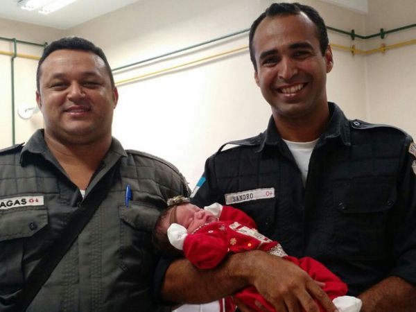 Sargento Chagas (à esquerda) e soldado Sandro posam para foto com a pequena Júlia Valentina (Foto: Cedida pela Polícia Militar)