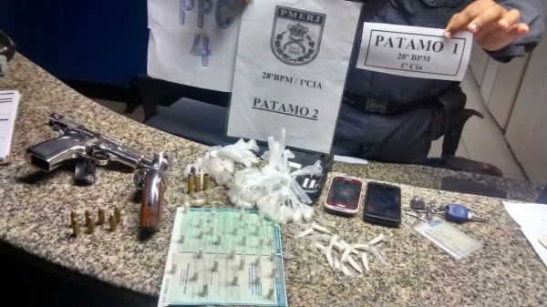 Apreensão: 85 pinos de cocaína, um revólver calibre 38 e uma pistola 9mm estavam com os suspeitos detidos na Vila Americana (Foto: Cedida pela PM)
