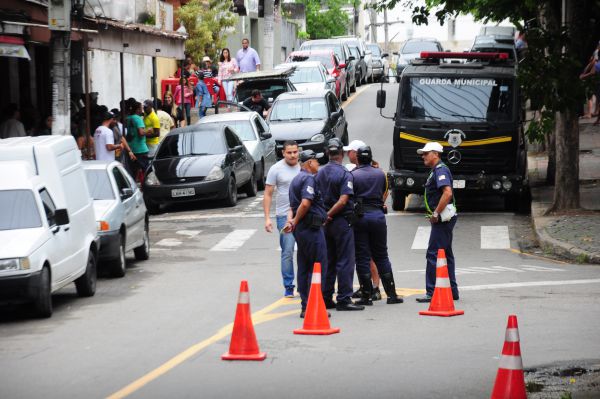 De plantão: Guardas Municipais estiveram monitorando os arredores da praça do bairro Colina, em Volta Redonda (Foto: Paulo Dimas)