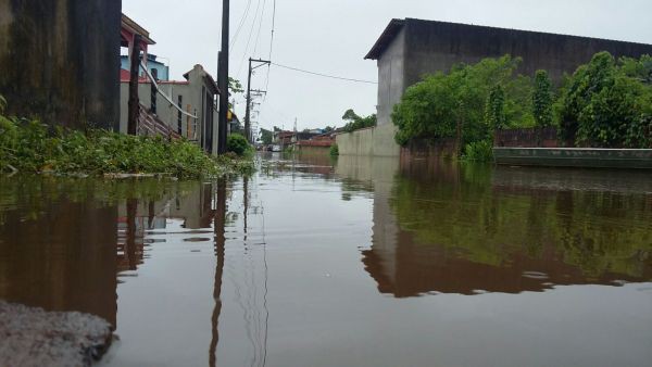 Transtornos: Rio Perequê transbordou devido às chuvas do fim de semana