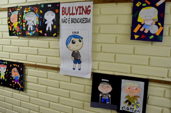 Conscientização: Muro de escola tem painel que incentiva o respeito às diferenças entre os colegas (Fotos Públicas)