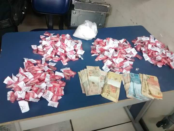 Dinheiro e drogas foram apreendidas na ação que resultou na prisão do trio em Barra Mansa (Foto: Cedida pela PM)