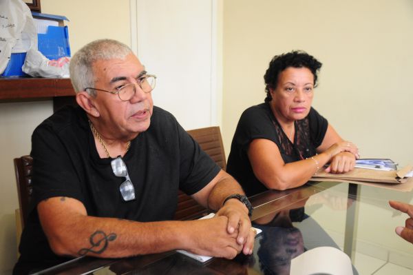 Problema: Gelson e Tânia afirmam que falta de documentos que polícia mineira reteve os impede de trabalhar (Foto: Paulo Dimas)