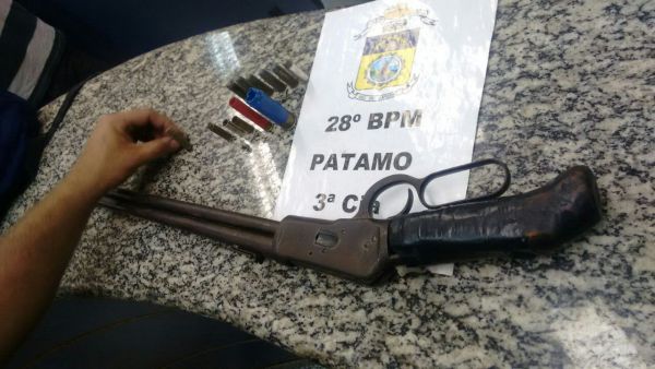 Apreensão: Espingarda de calibre 44, sem marca e numeração raspada, e várias munições foram achadas na casa do suspeito (Foto: Cedida pelo 28º BPM)