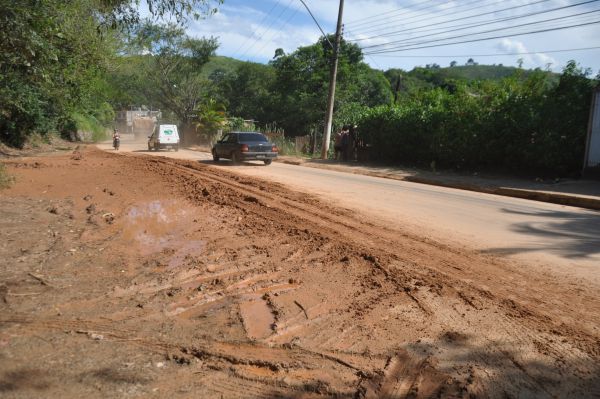 Transtorno: Deslizamentos de terra têm incomodado moradores e prejudicado o trânsito na Avenida Nossa Senhora do Amparo (Foto: Franciele Bueno)