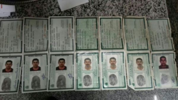 Falsas: Vinte e duas identidades foram achadas com o grupo; fotos eram as mesmas e apenas o nome era diferente (Foto: Cedida pela PRF)