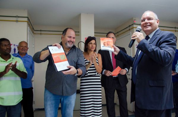 Associado: Jonas mostra seu cartão do plano de saúde do Fundamp