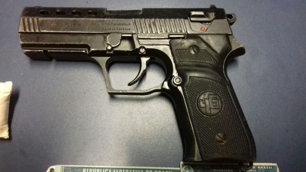 Porte ilegal: Pistola de fabricação turca estava com adolescente de 16 anos, que vinha do Rio de Janeiro (Foto: Cedida pela PRF)