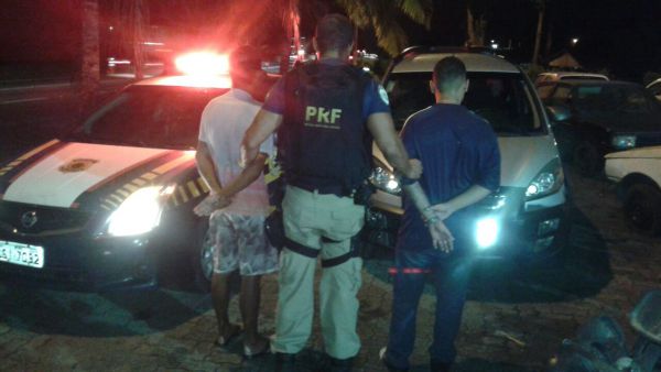 Homens foram detidos e levados junto com o veículo clonado para a delegacia de Resende; um deles tinha seis passagens pela polícia (Foto: Cedida pela PRF)