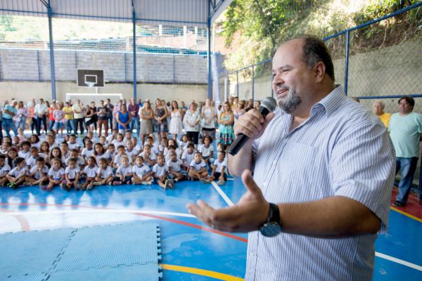 Recado: Durante a entrega da ‘nova quadra’, Jonas reforçou a necessidade de avançar mais na Educação (Foto: Divulgação PMBM/Cris Oliveira)