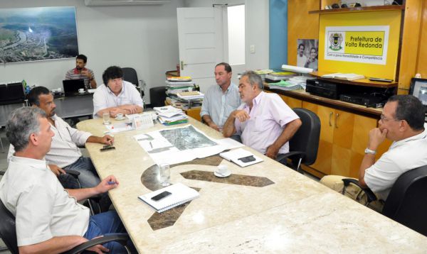 Neto, secretários municipais e representantes da CSN discutem projetos para obra (foto: ACS)