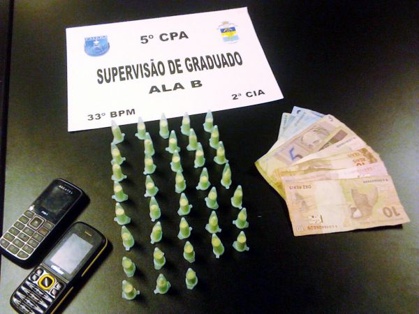Pinos de cocaína, dinheiro e celulares foram apreendidos com o homem (Foto: Cedida pelo 33º BPM)